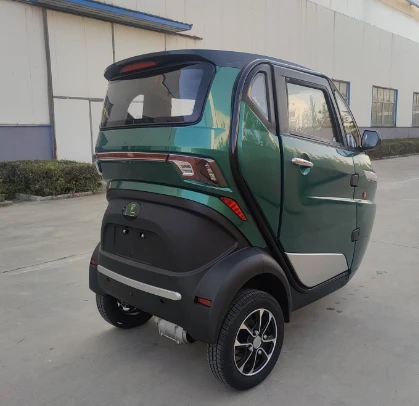 Auto motocikl sa zatvorenom kabinom sa 3 točka